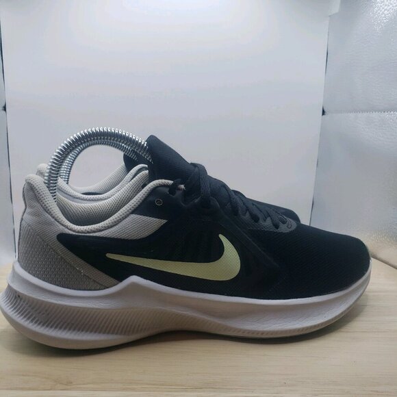Womens Nike Downshifter 10 Trainers CI9984 005 Black/White Size 7.5 - Picture 1 of 7